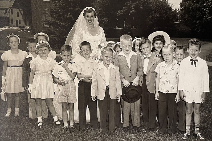 Ali Car-Chellman’s mother on her wedding day with her entire kindergarten class, whom she invited to the wedding. 