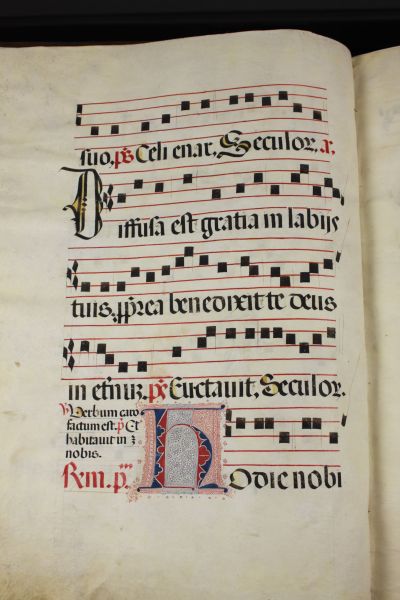 A view of a full page of the antiphonary. Note the illuminated letter "h" in the word "hodie."