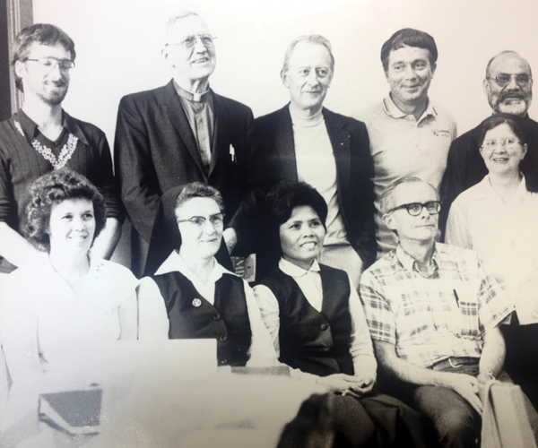 Marian Library director and IMRI professor Father Theodore Koehler, S.M., and renowned theologian, professor and Marian scholar Father René Laurentin, second and third from left in the back row, pictured with 8 IMRI students. Some standing in the back row. Others sitting in the front row.